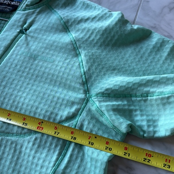 Patagonia women’s large R1 quarter zip - Picture 3 of 3